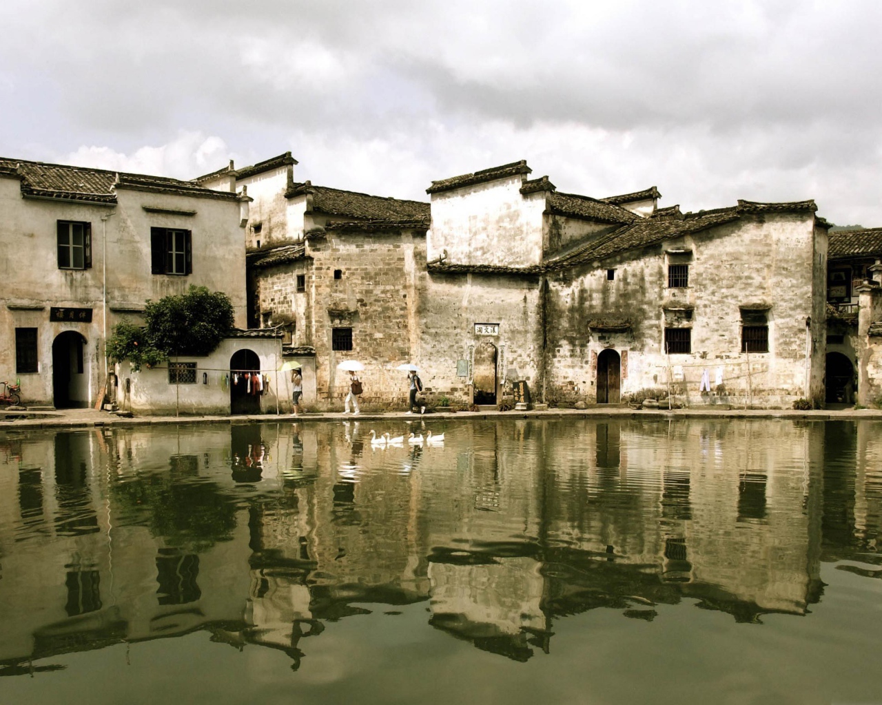 Старый город на берегу