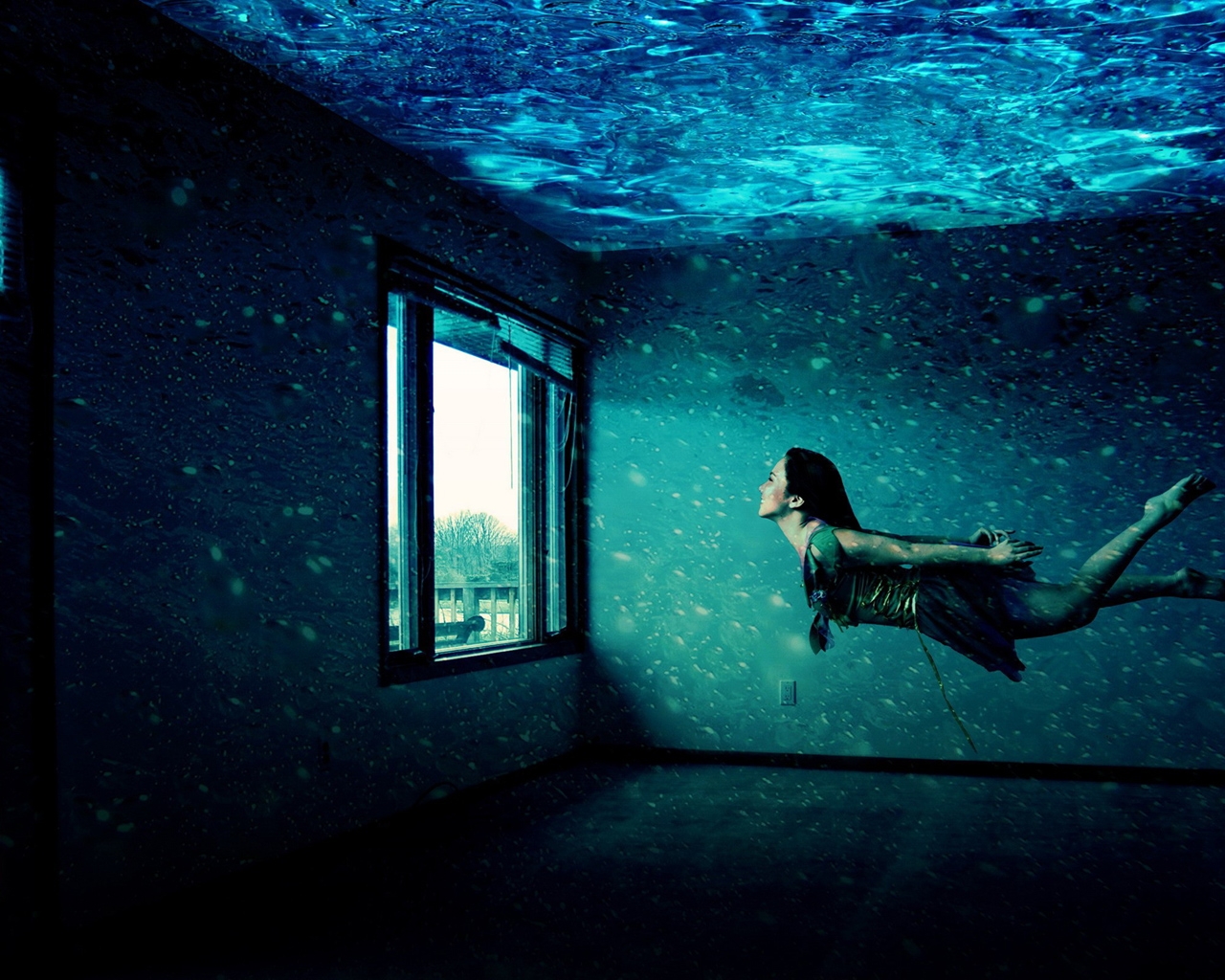 Девушка под водой