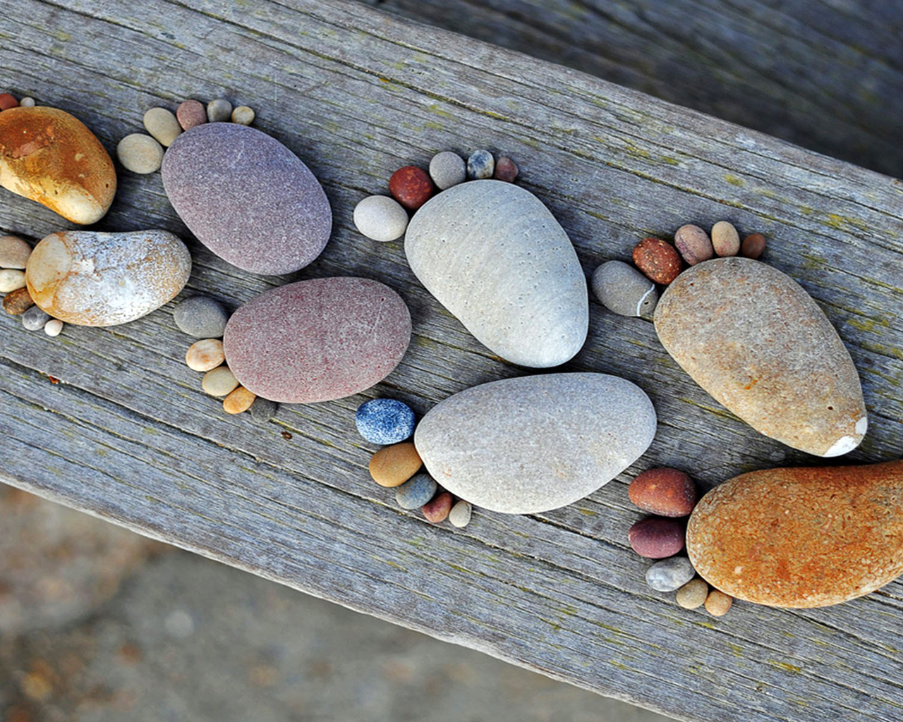 Следы из камней