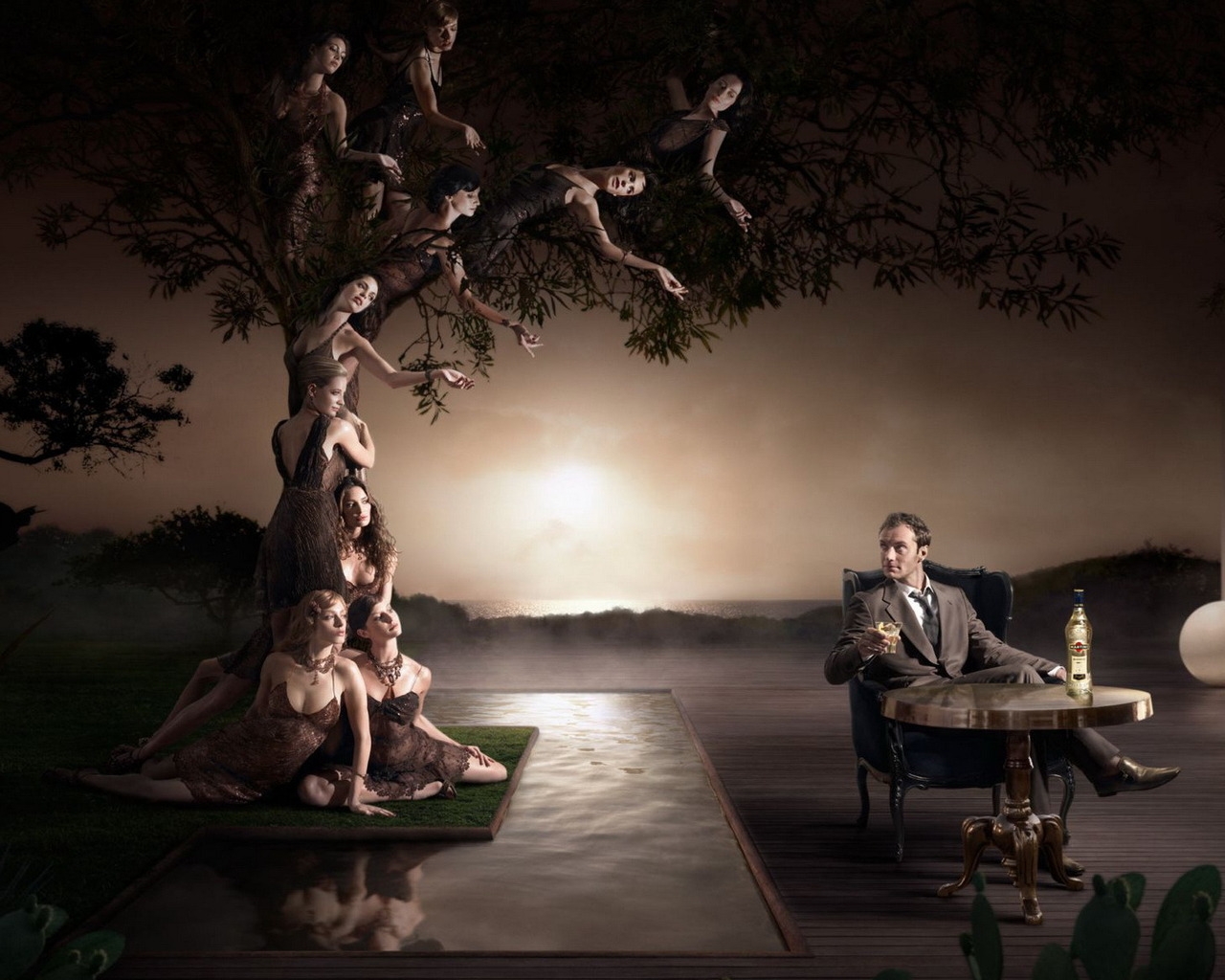 Дерево с девушками