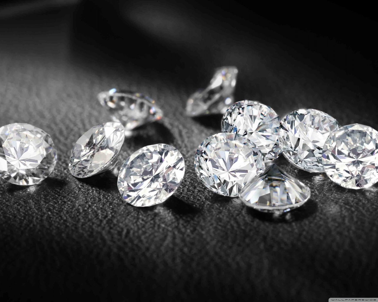 Бриллианты на черной коже