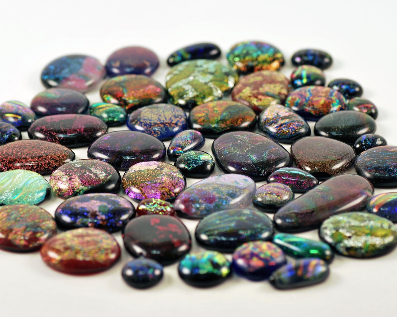 Перламутровые камни