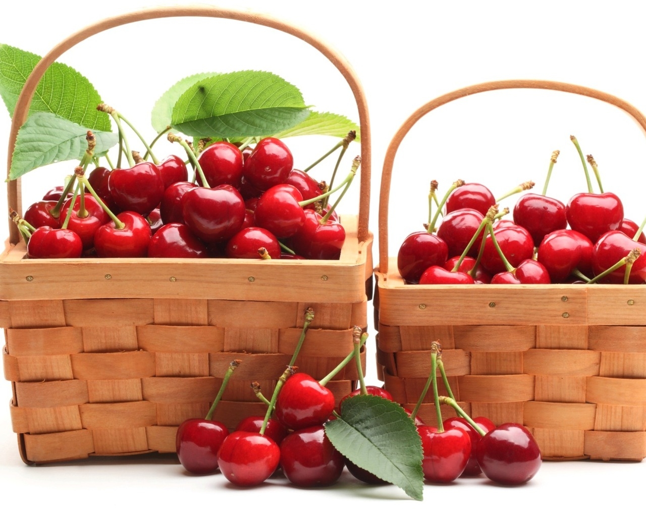 Корзинки с черешней