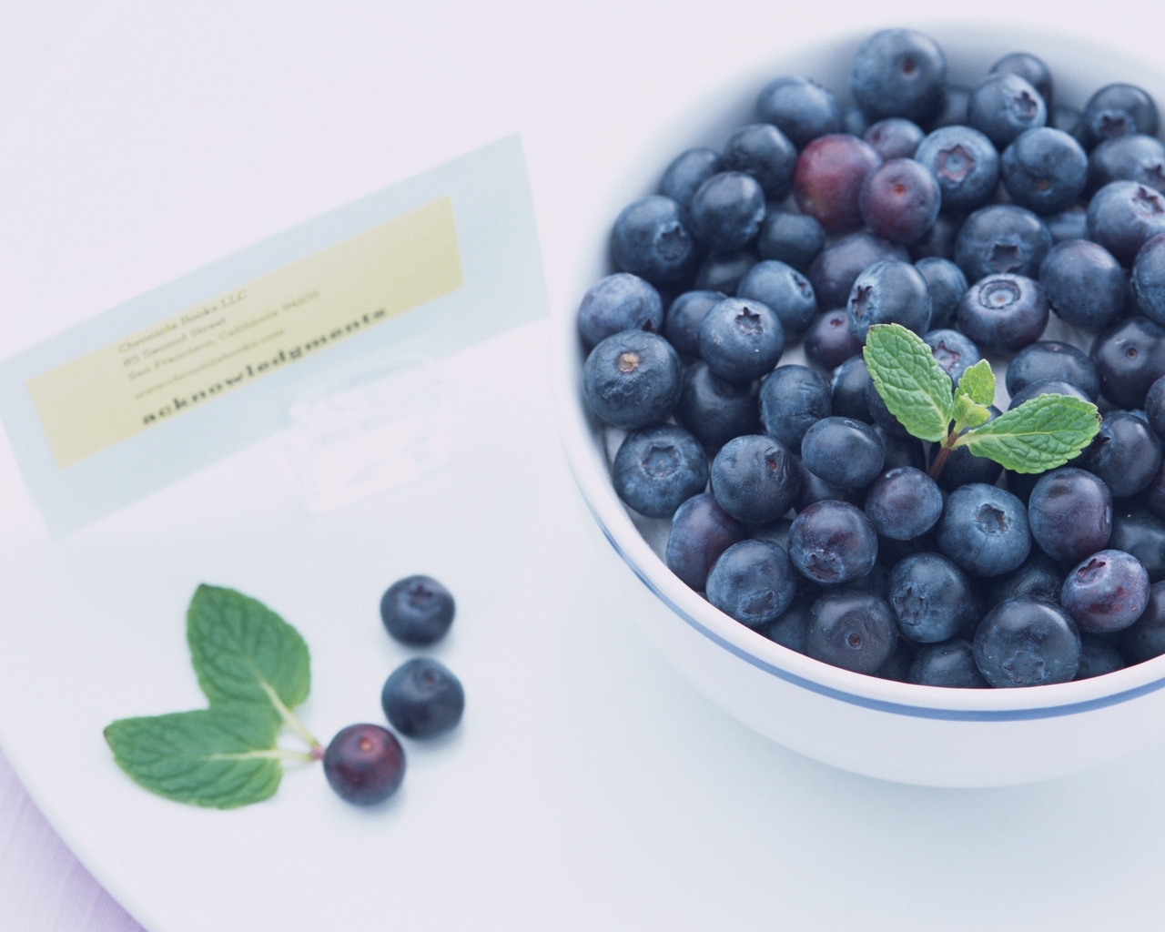 Черника в тарелке