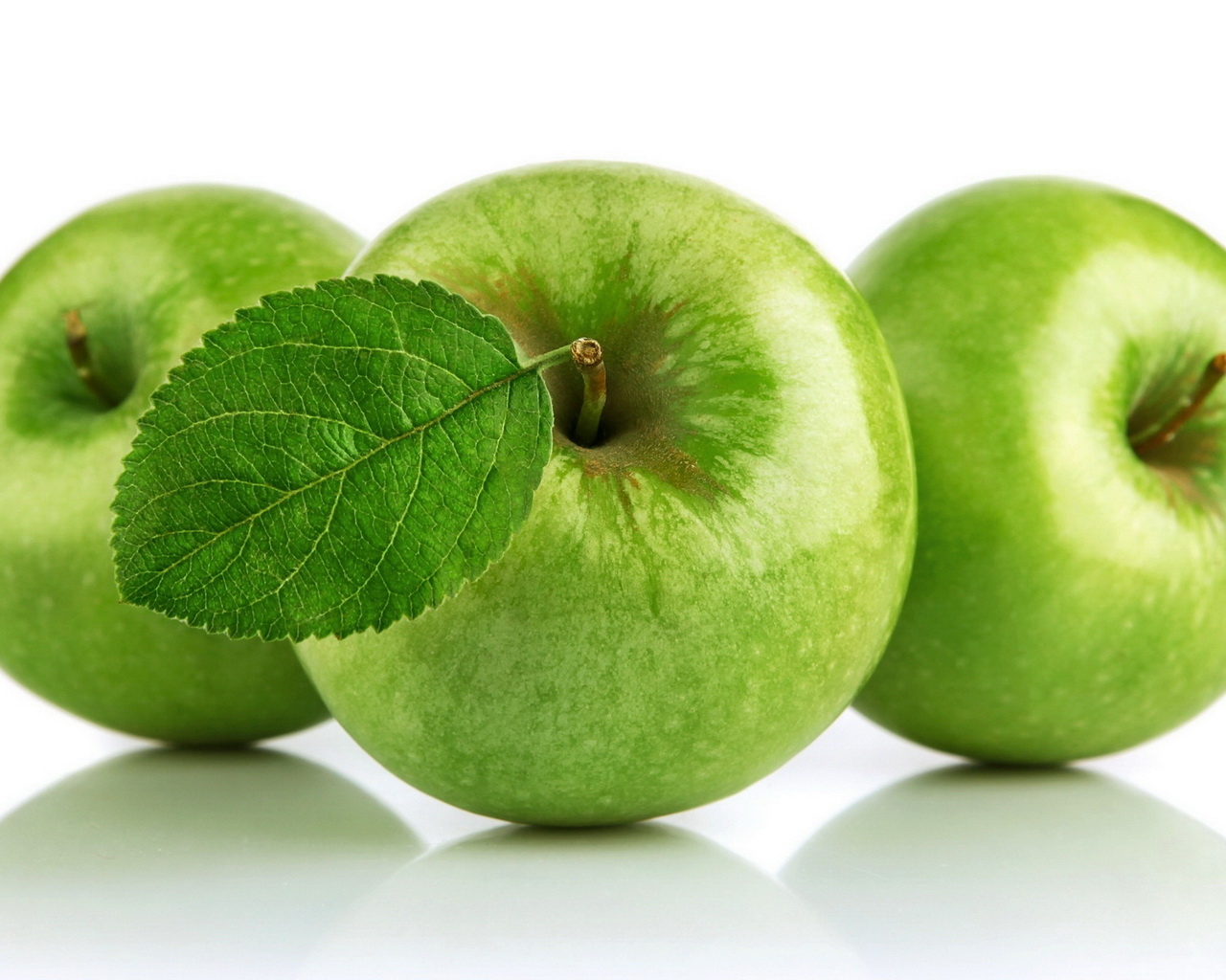 Сочные зеленые яблоки