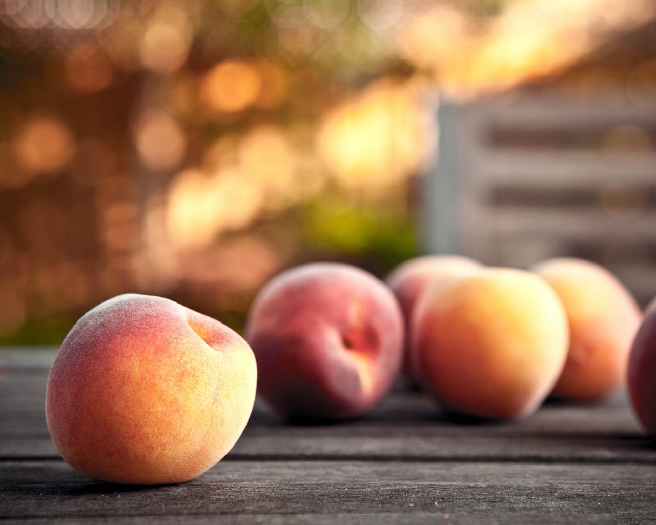 Персики на столе