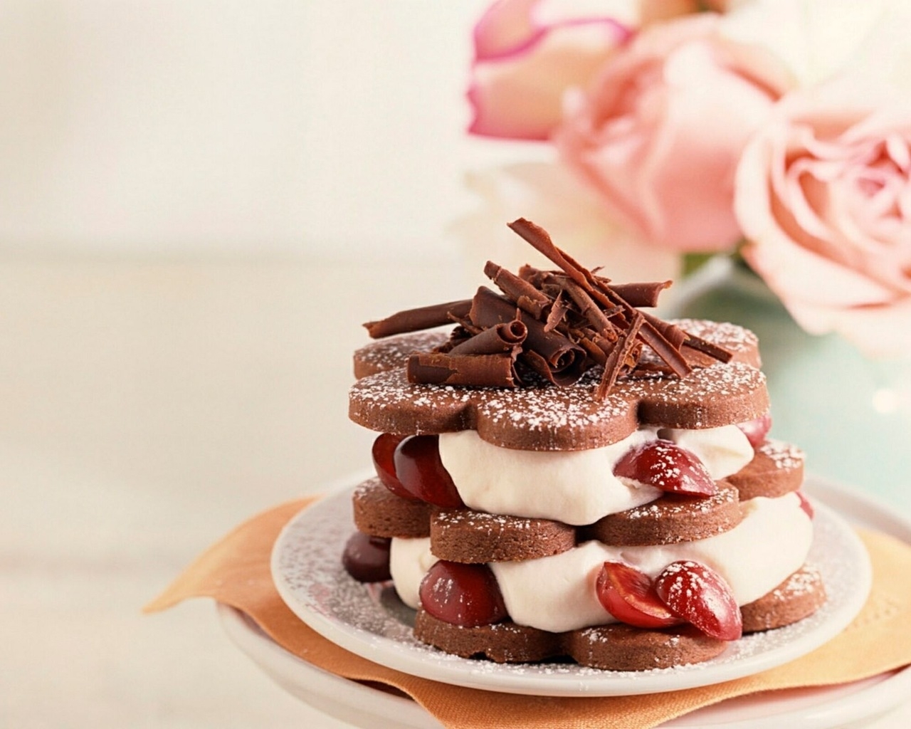 Пирожное с шоколадной стружкой