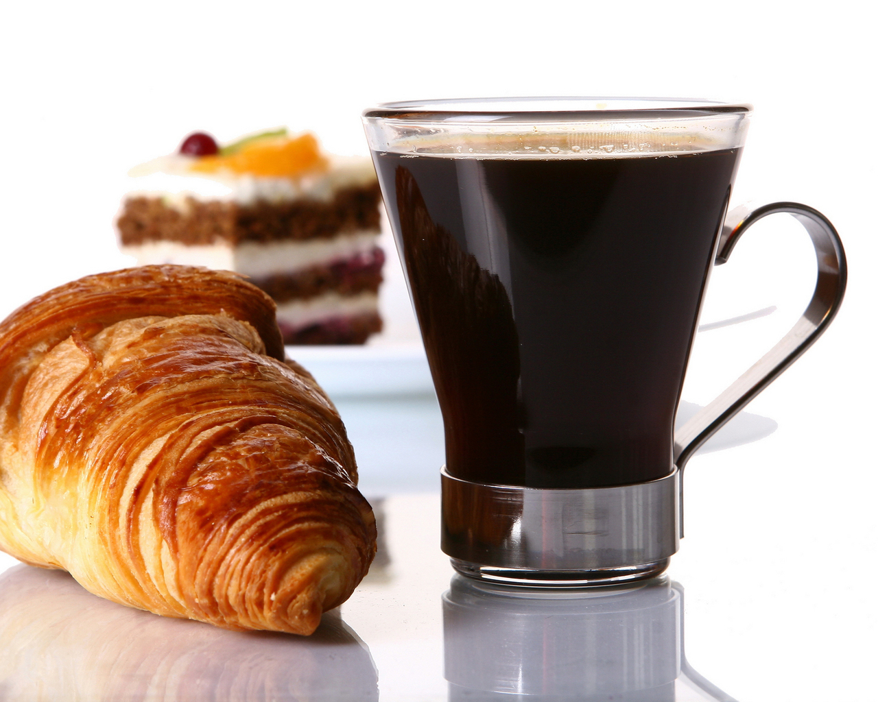 Круассан и кофе