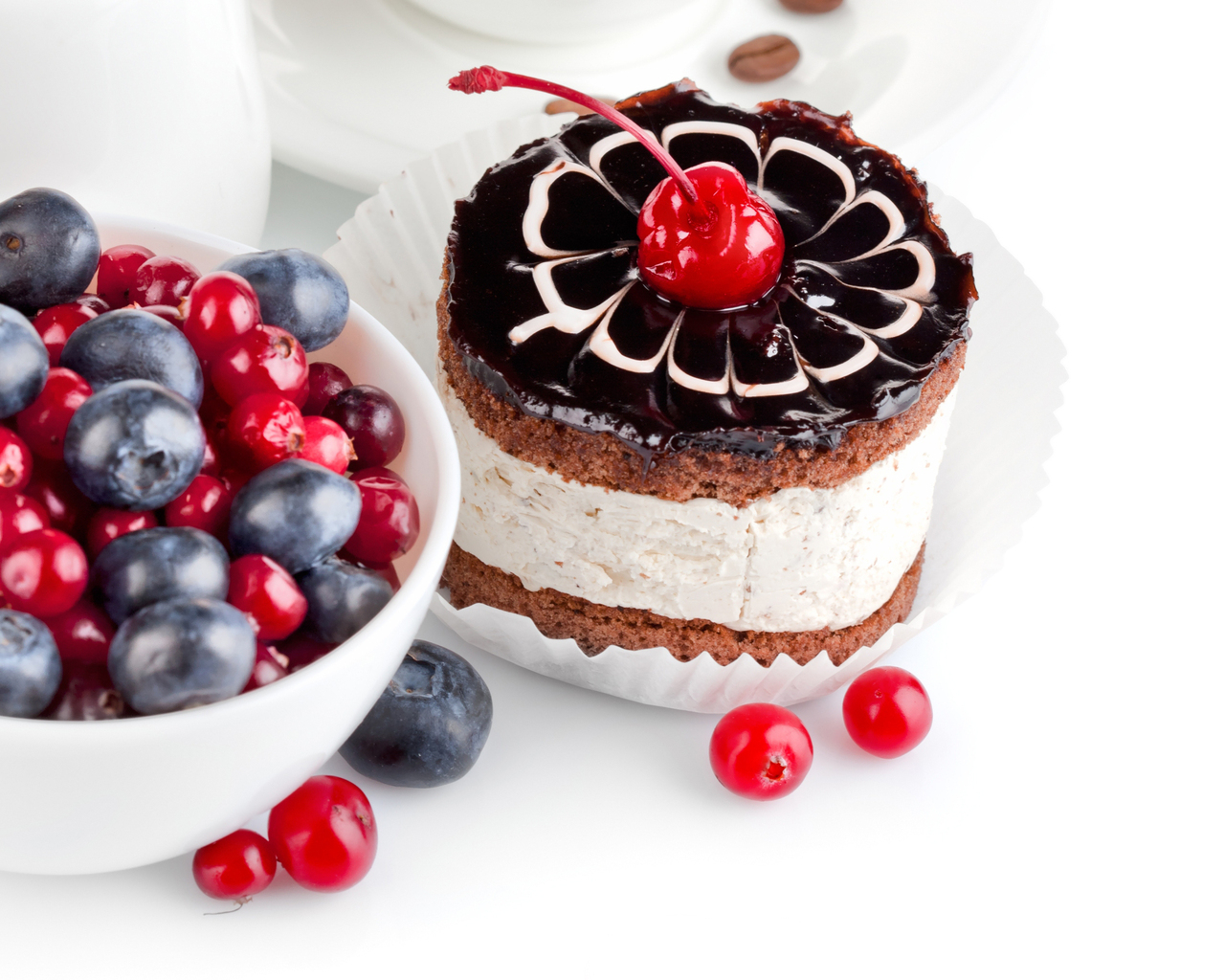 Пирожное и ягоды