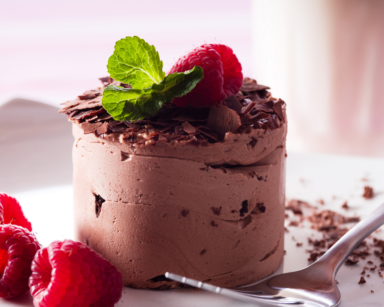 Пирожное с малиной