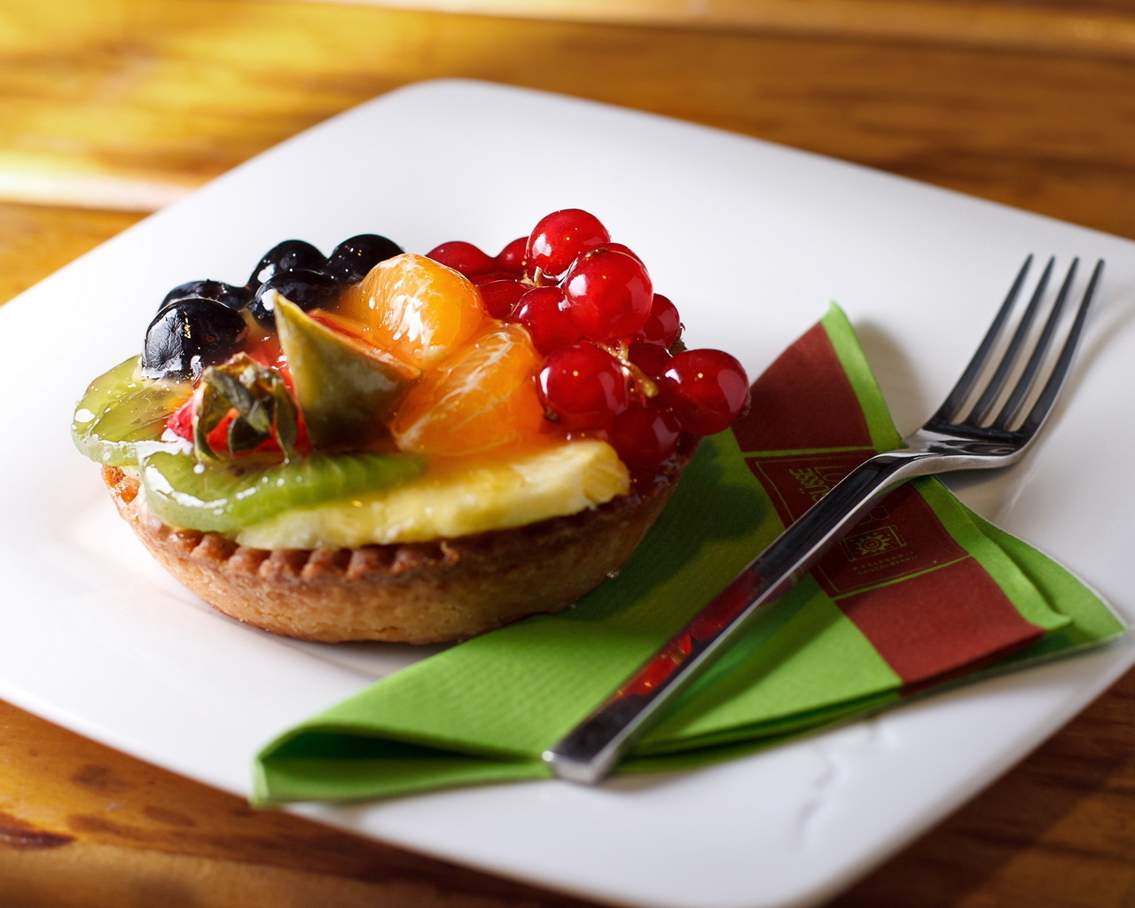 Фруктово-ягодное пироженое