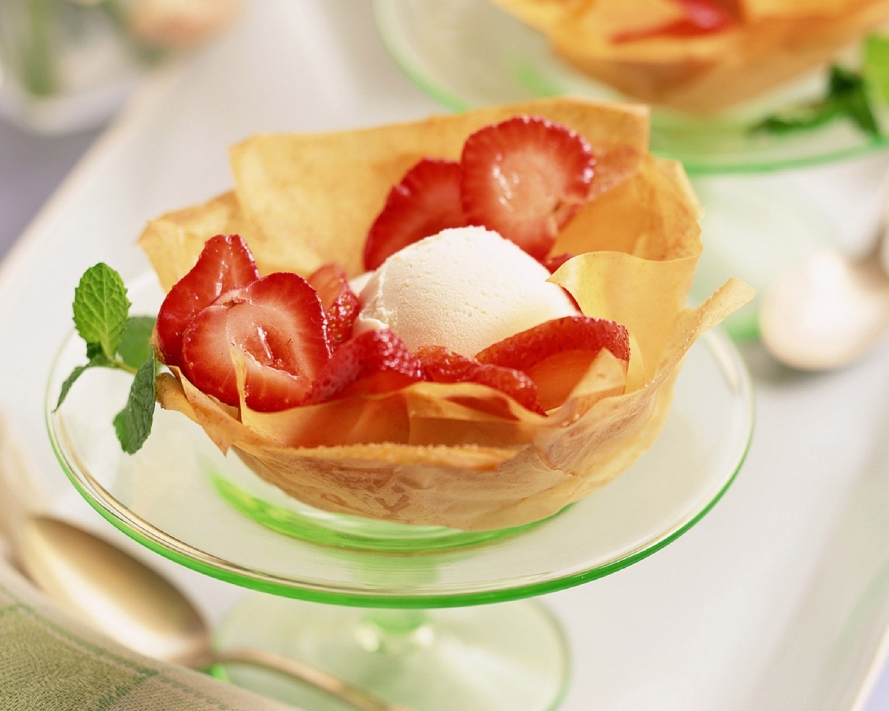 Мороженое с клубникой