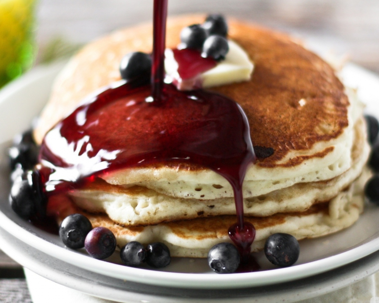 Блины с вареньем и ягодами