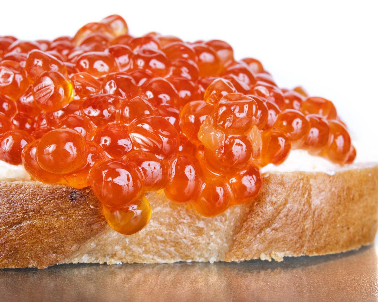 Бутерброд с красной икрой