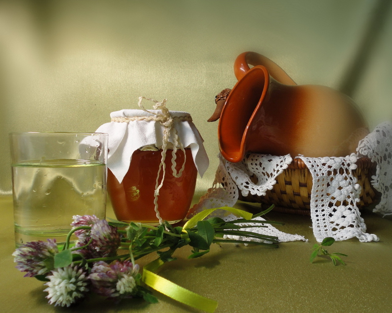 Медовый натюрморт