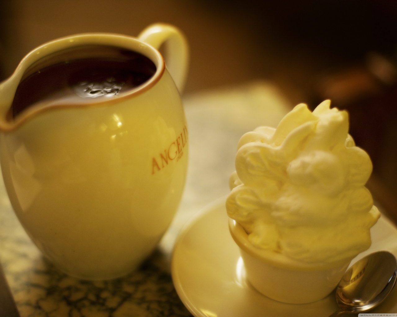 Горячий шоколад и пирожное