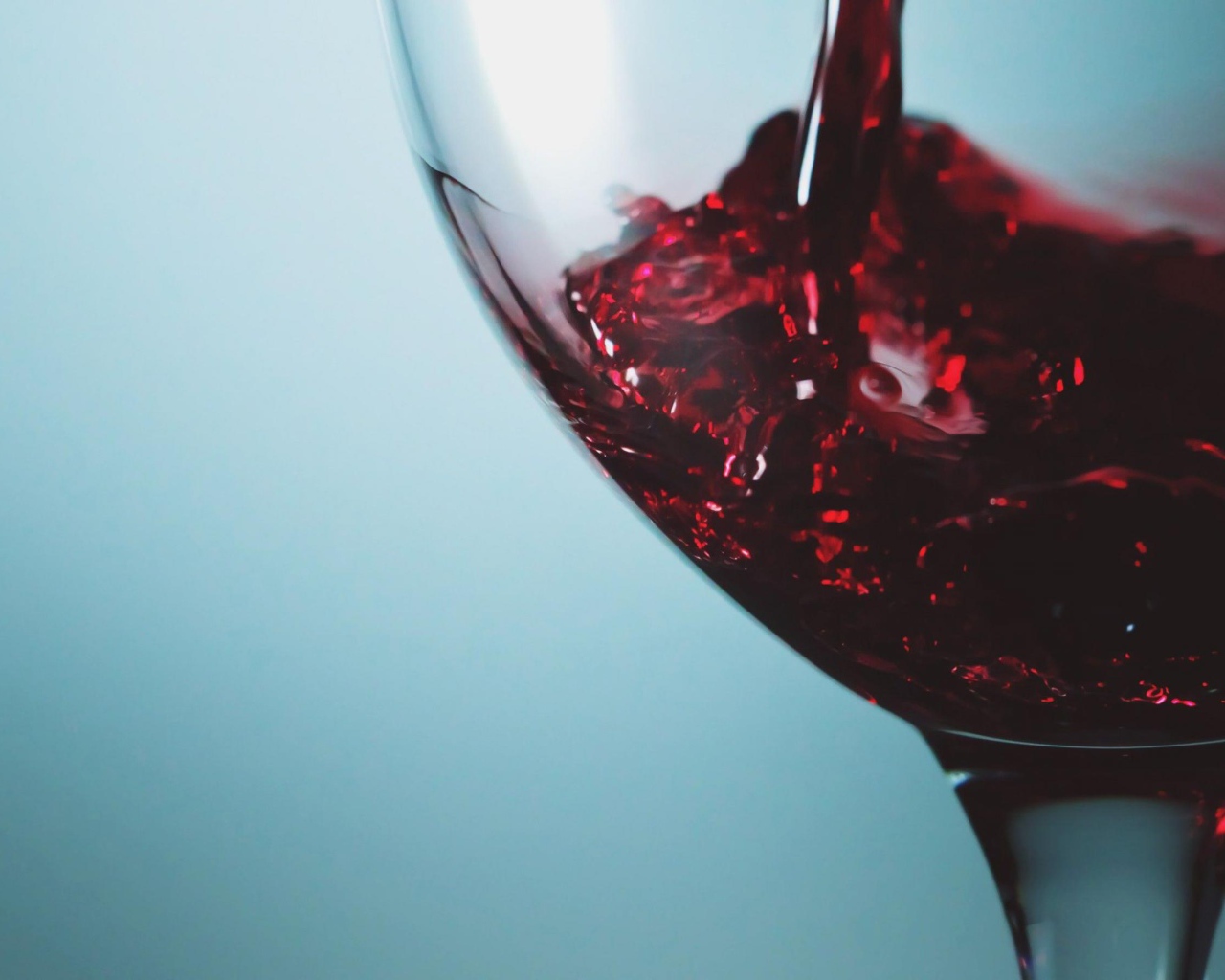 Красное вино в бокале