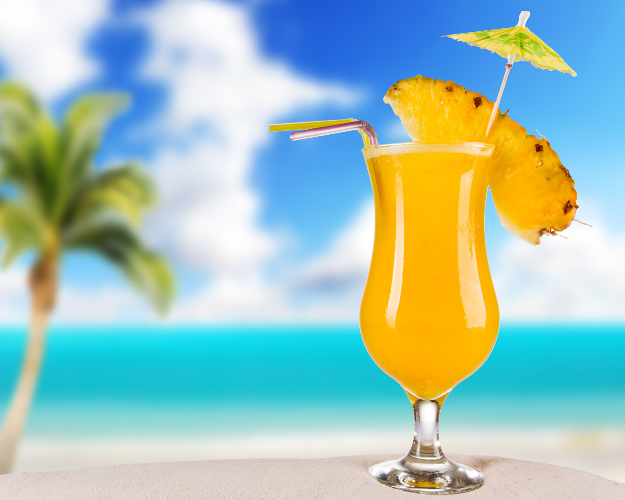 Летний коктейль с фруктами