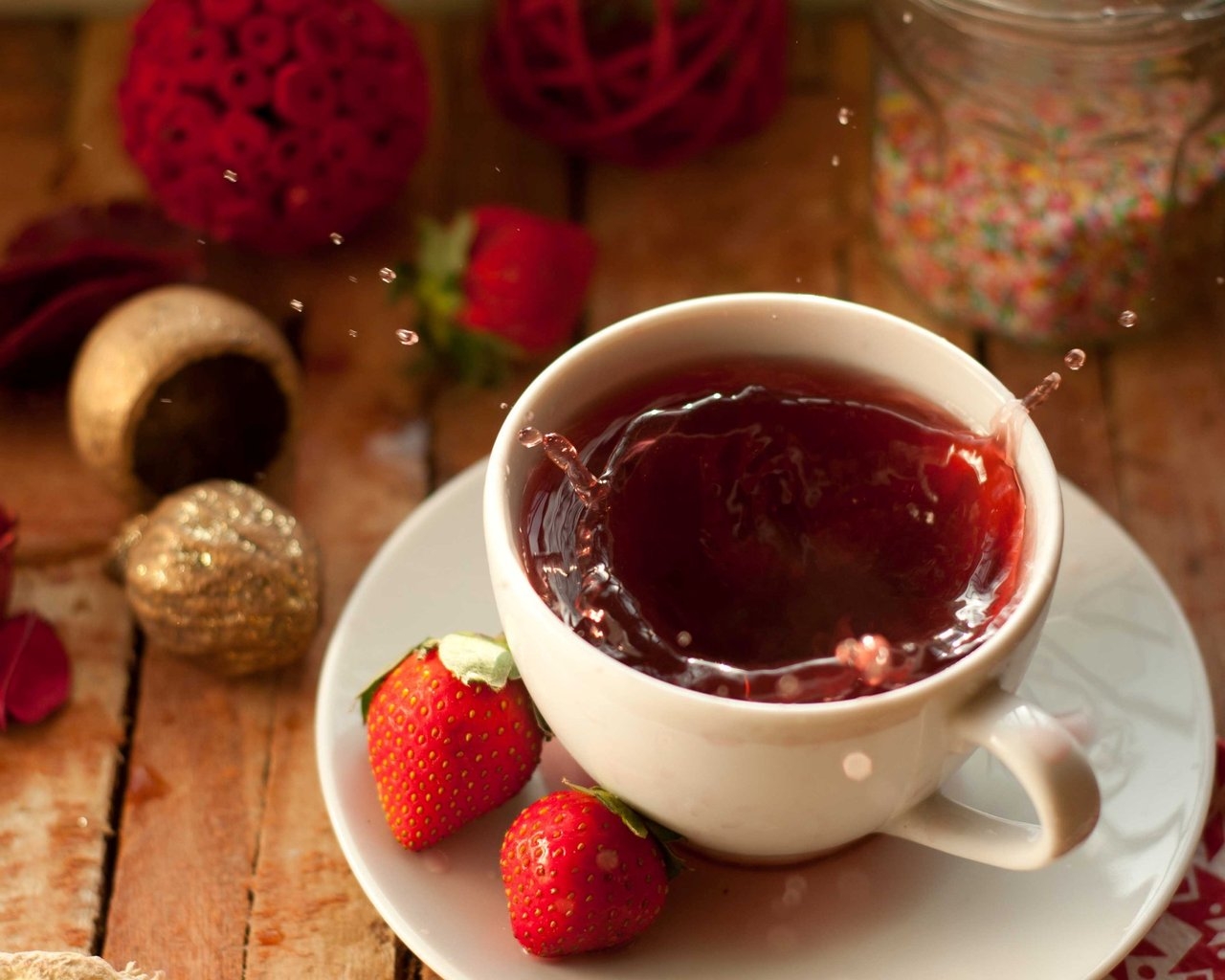 Чай с клубникой