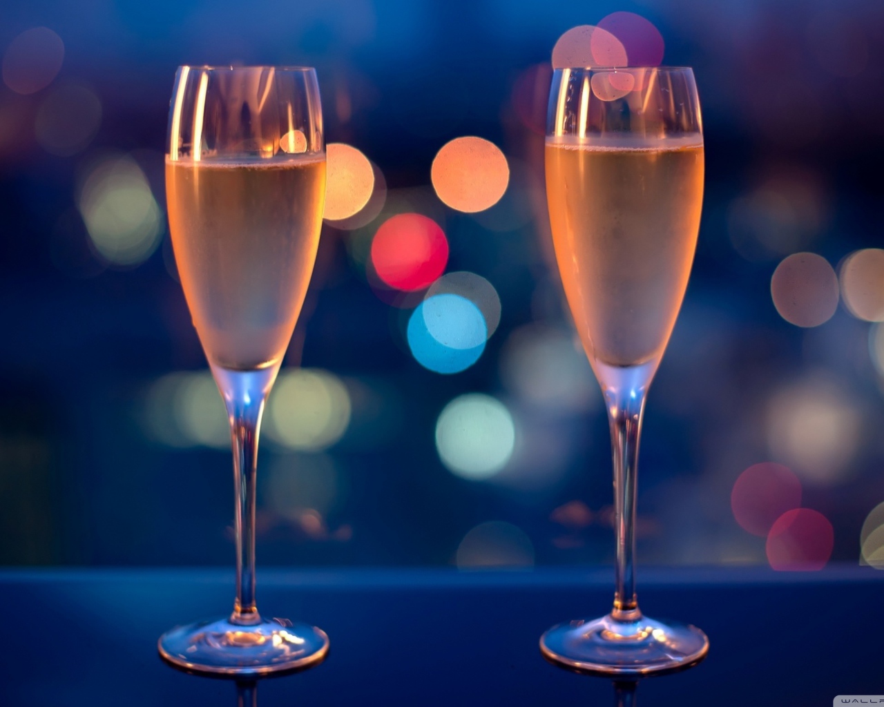 Два бокала с шапманским