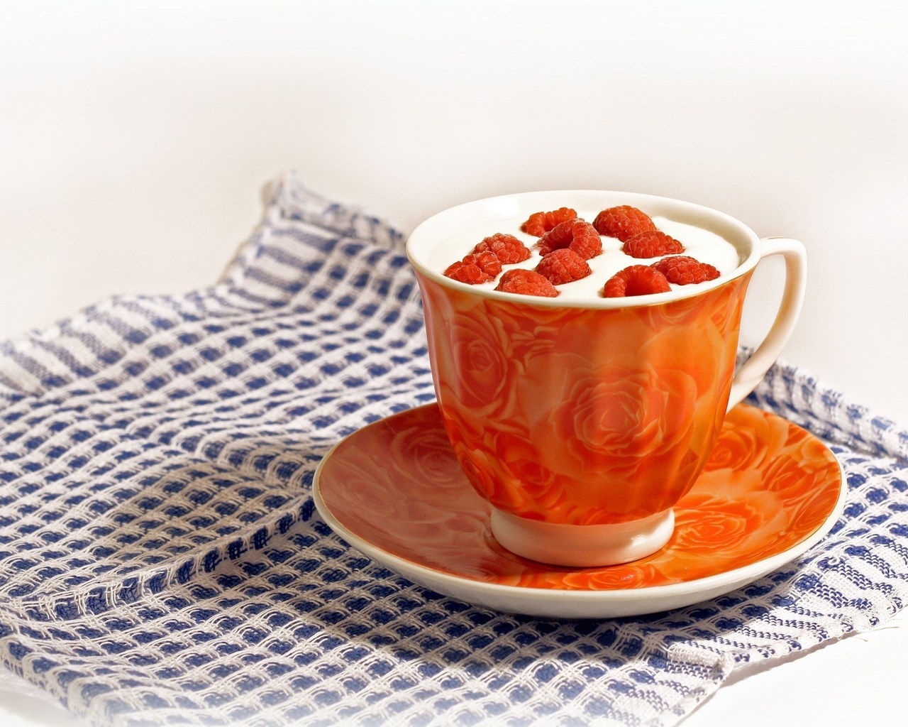 Йогурт с малиной