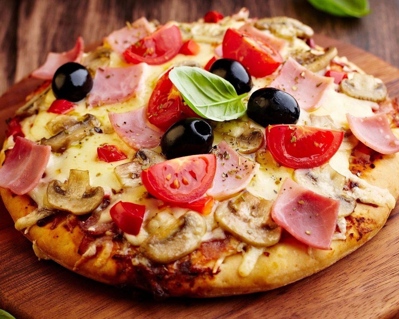 Пицца с помидоркой