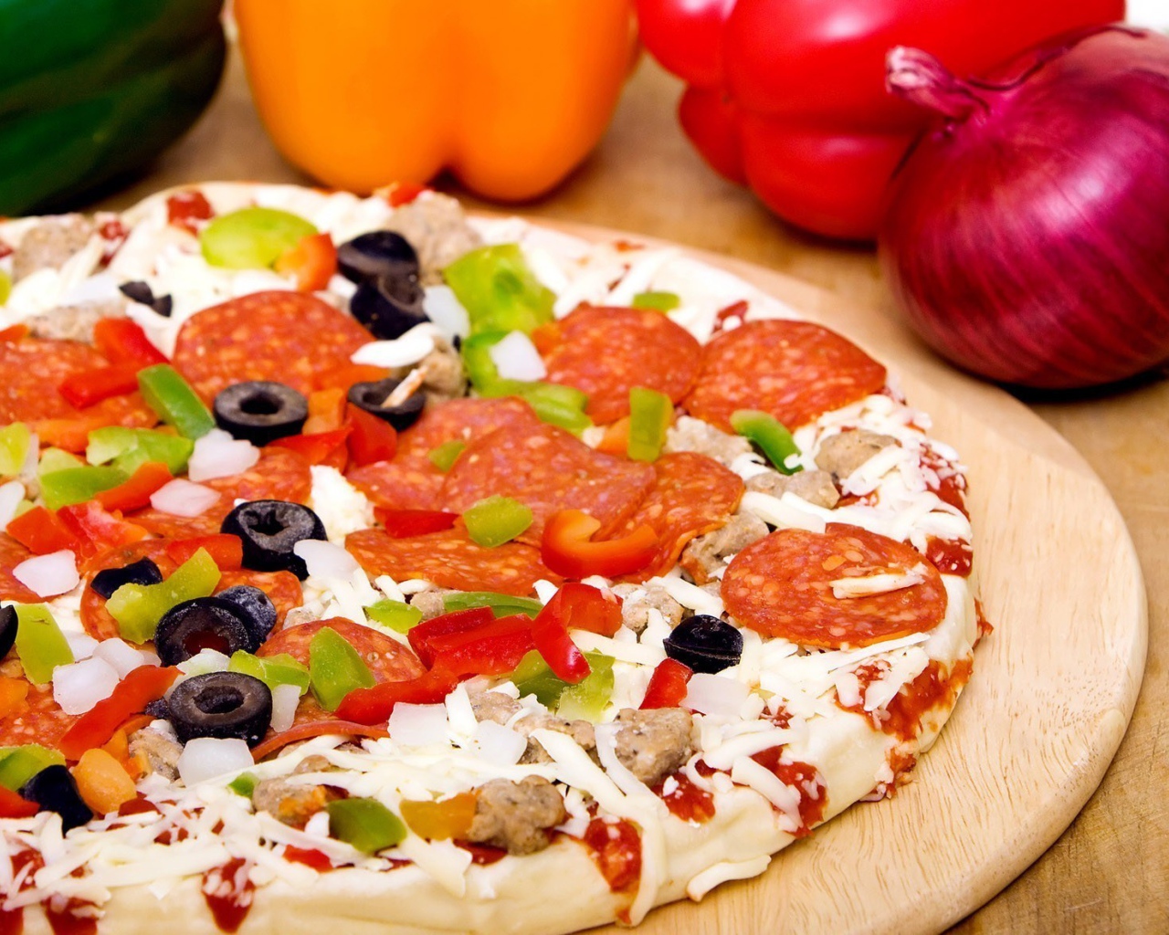 Пицца с салями