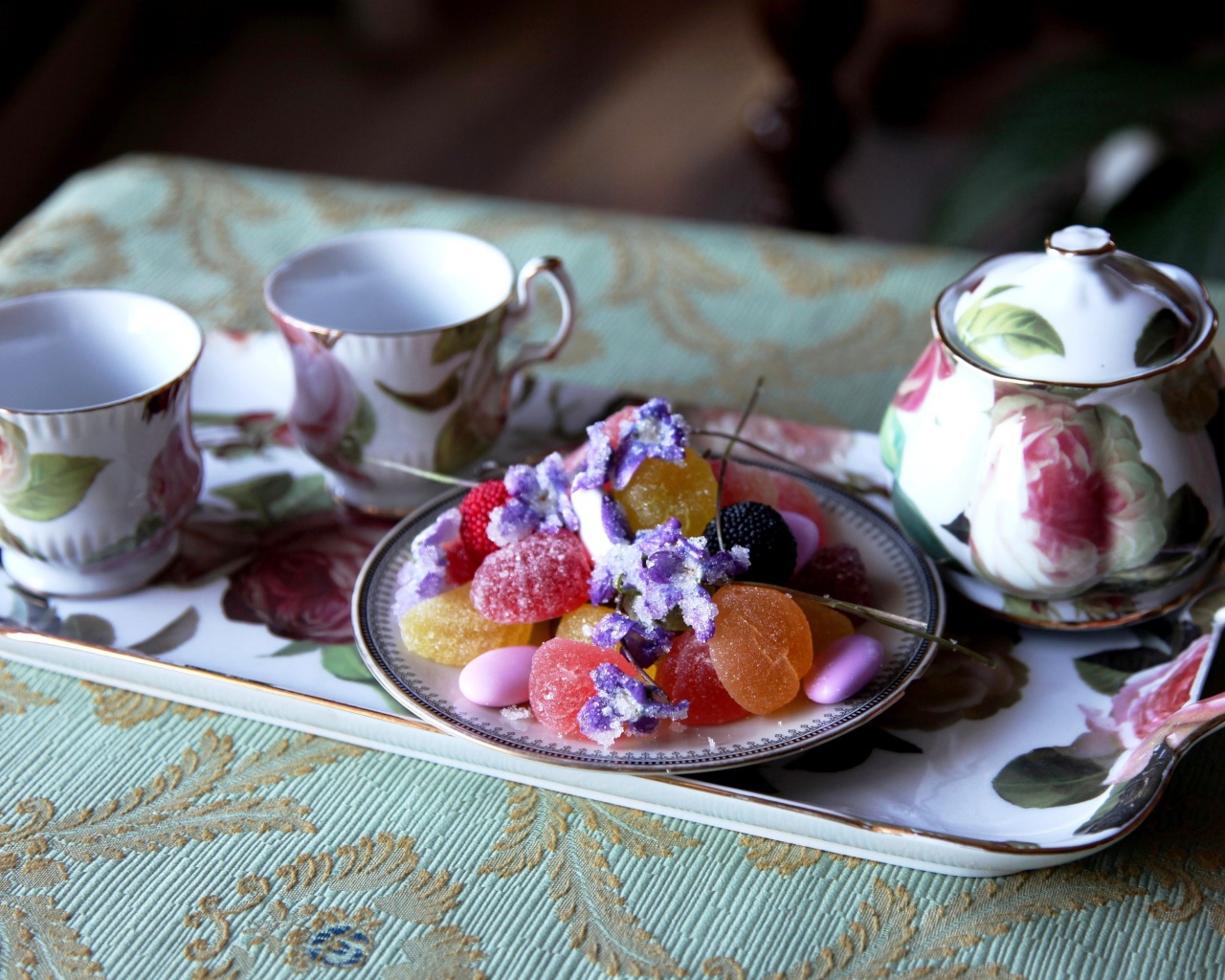 Сладости на подносе