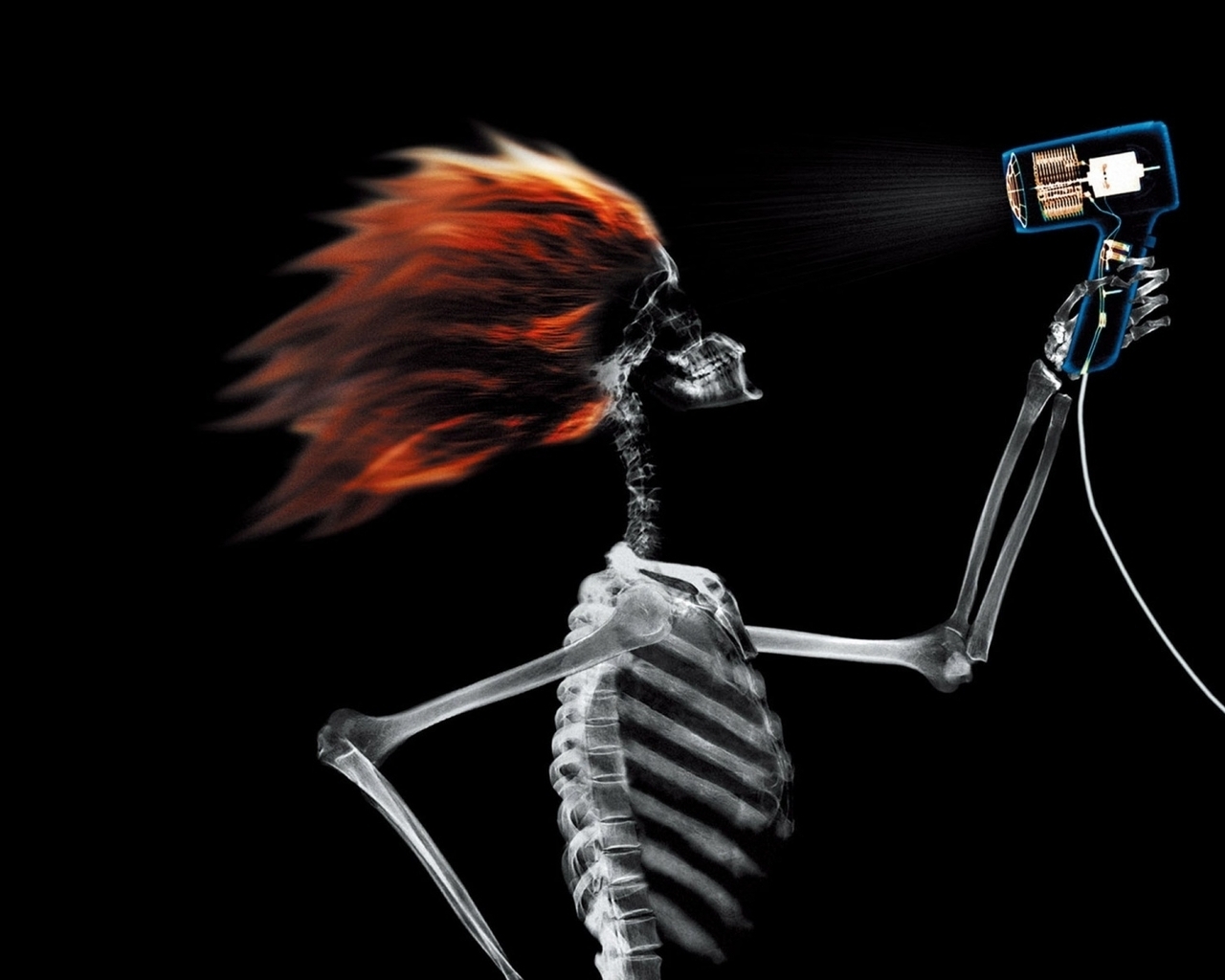 Девушка с феном