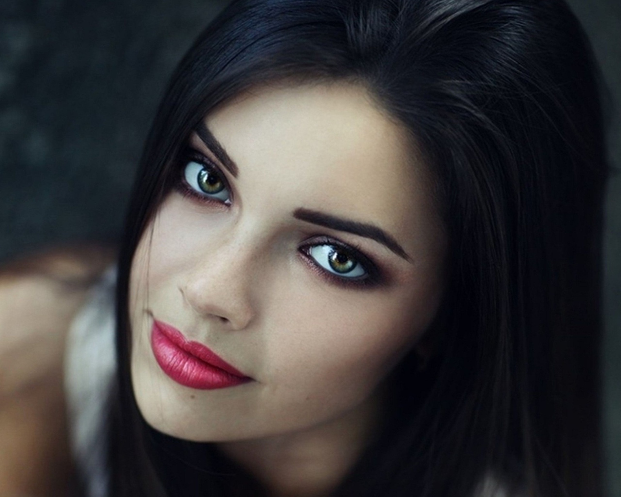 Брюнетка с красивыми макияжем