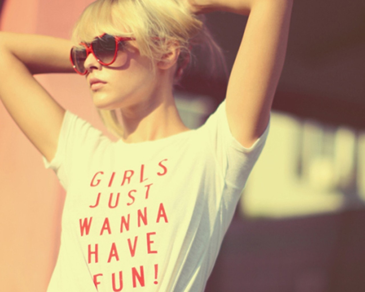 Блондинка в очках