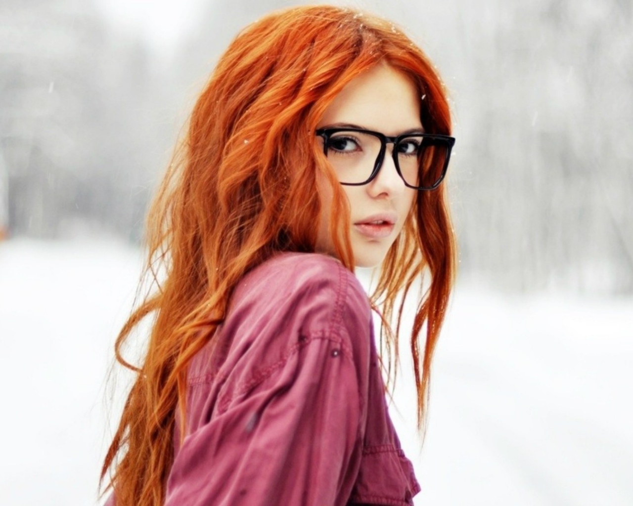 Рыжая девушка в очках