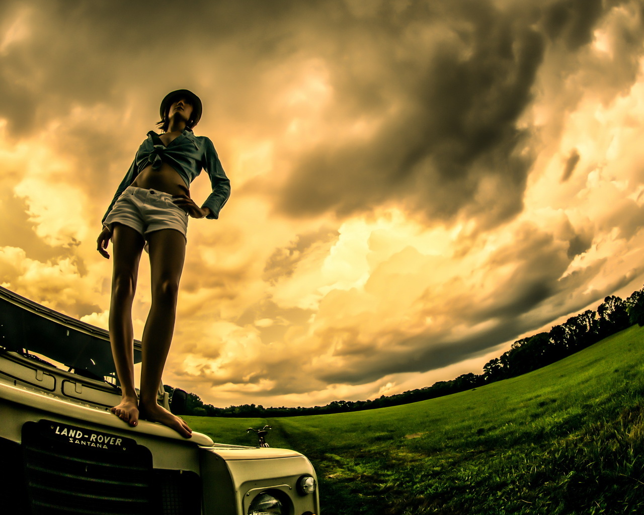 Девушка на капоте