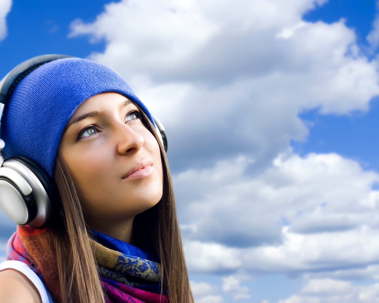 Девушка с наушниками