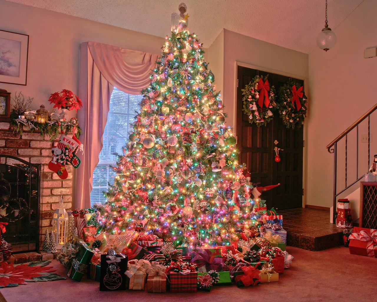 Рождественская елка с подарками