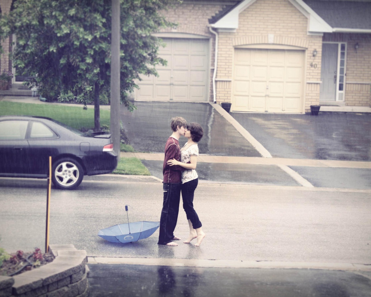 Поцелуй во время дождя