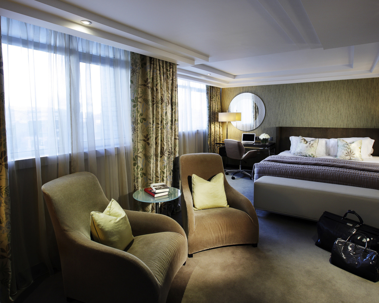 Бежевый интерьер спальни