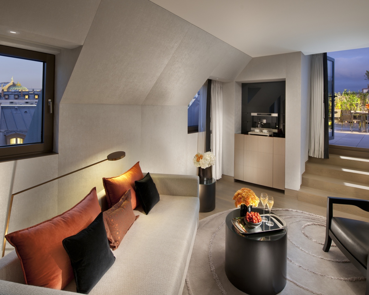 Комната с балконом