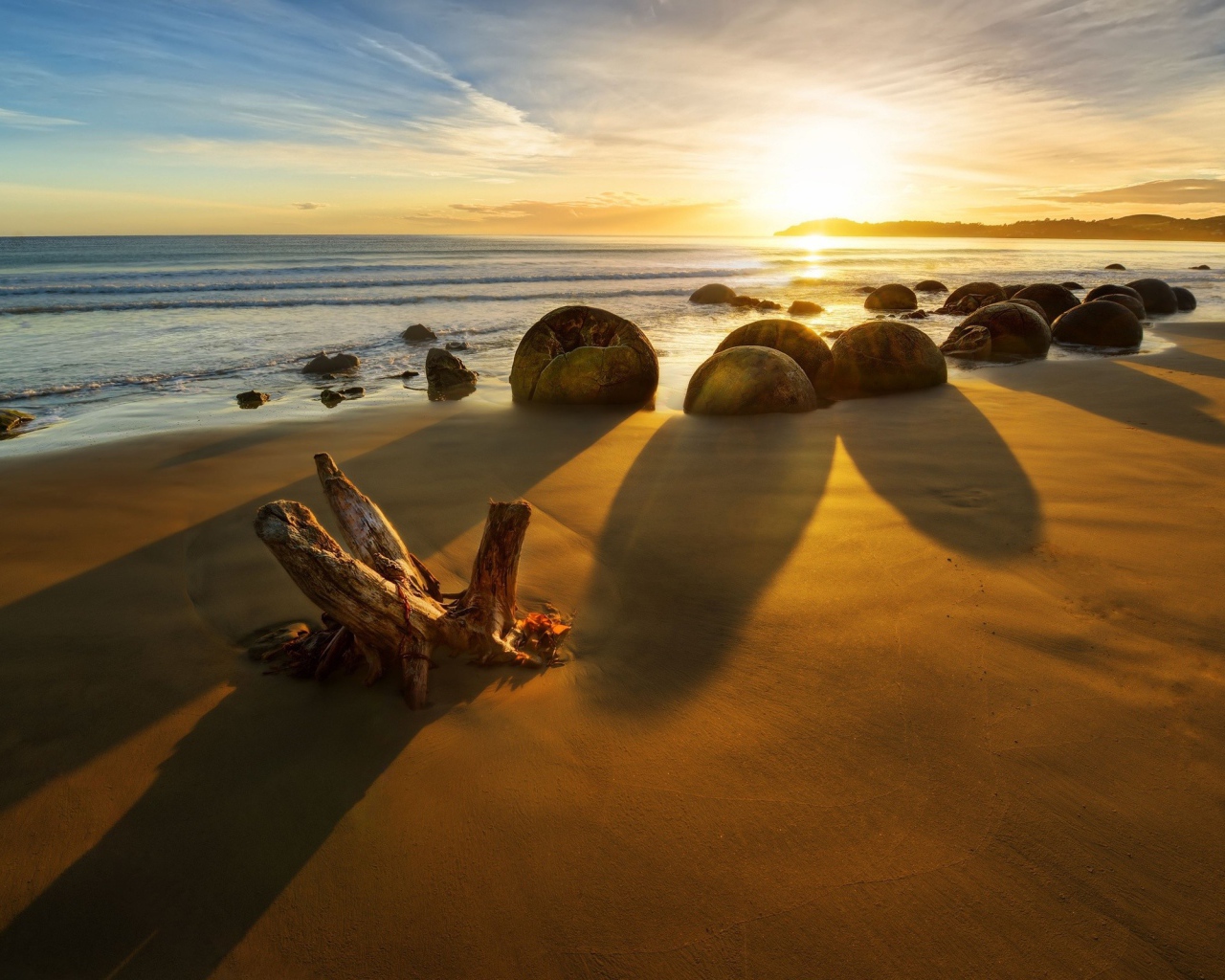 Каменные глыбы на золотом пляже