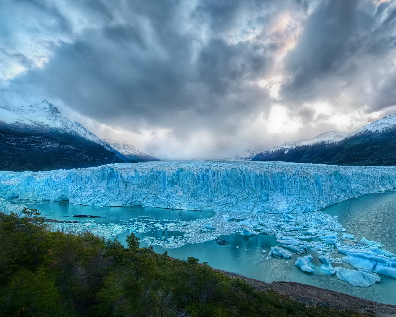 Ледник в горах