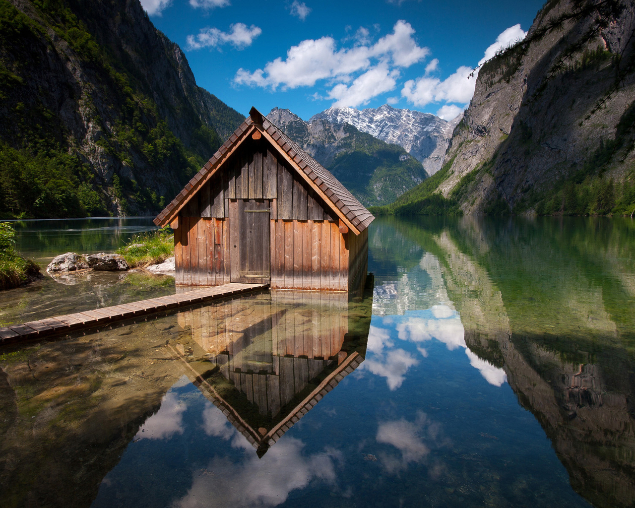 Сарай на озере