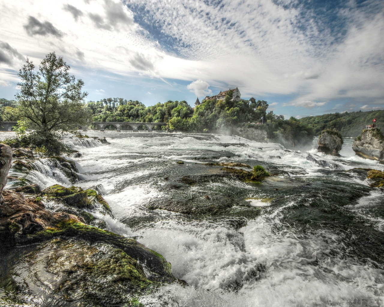 Бурная река