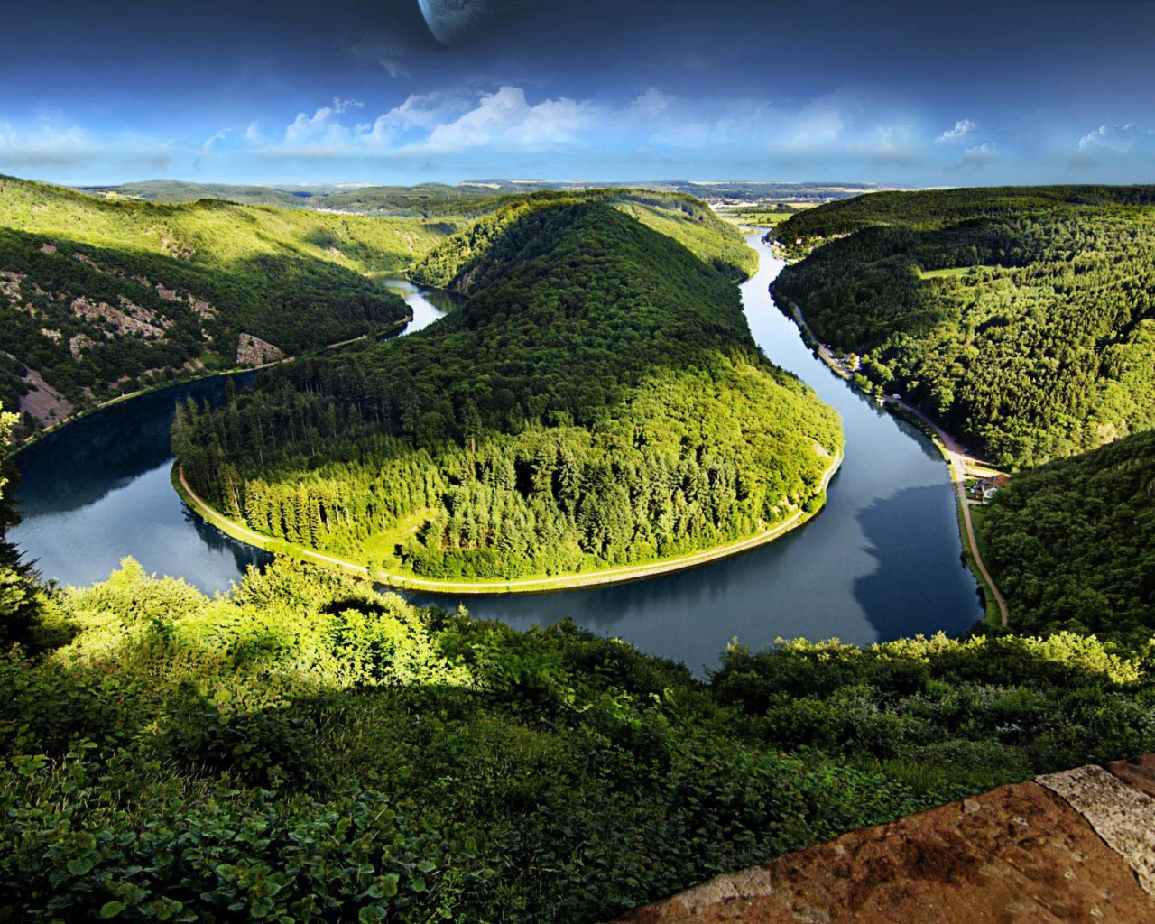 Река вокруг горы