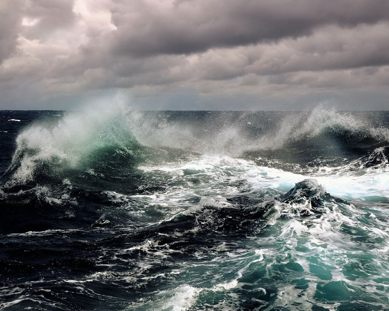 Неспокойное море