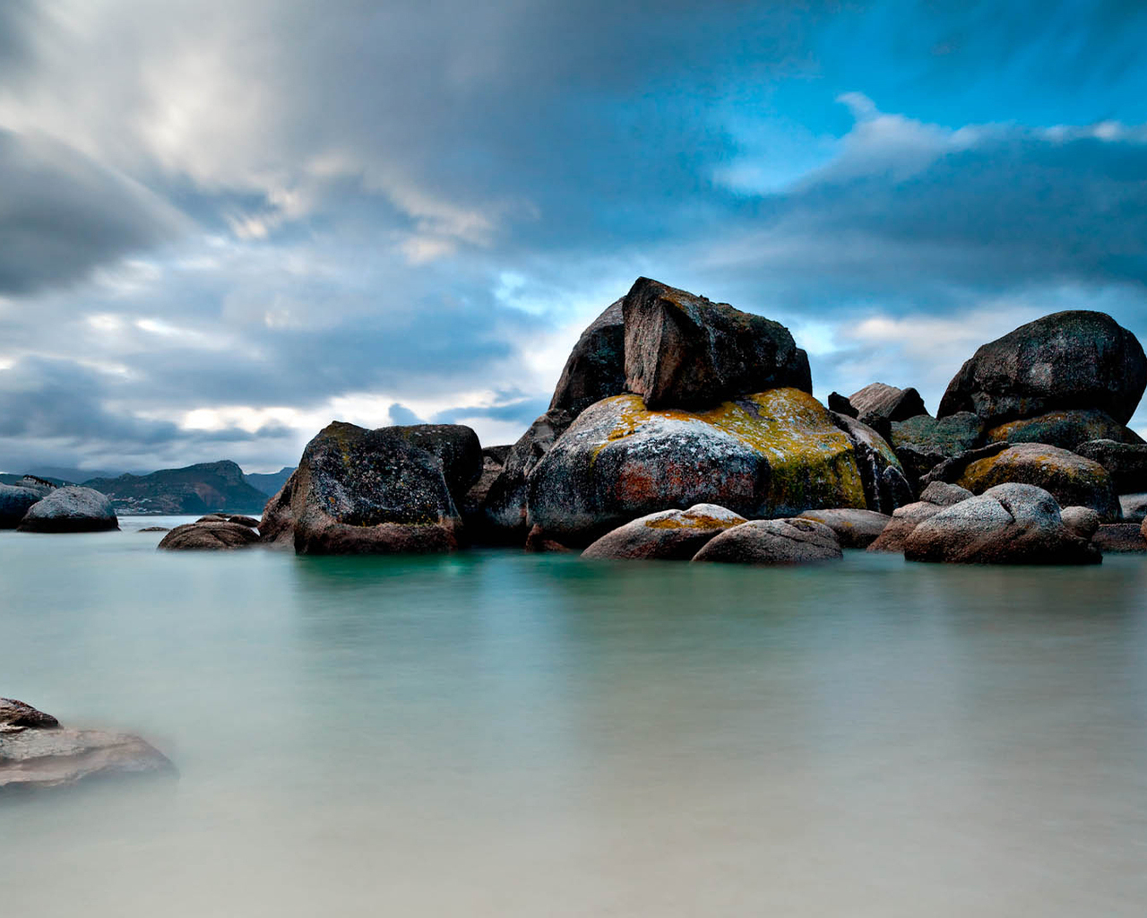 Камни на берегу