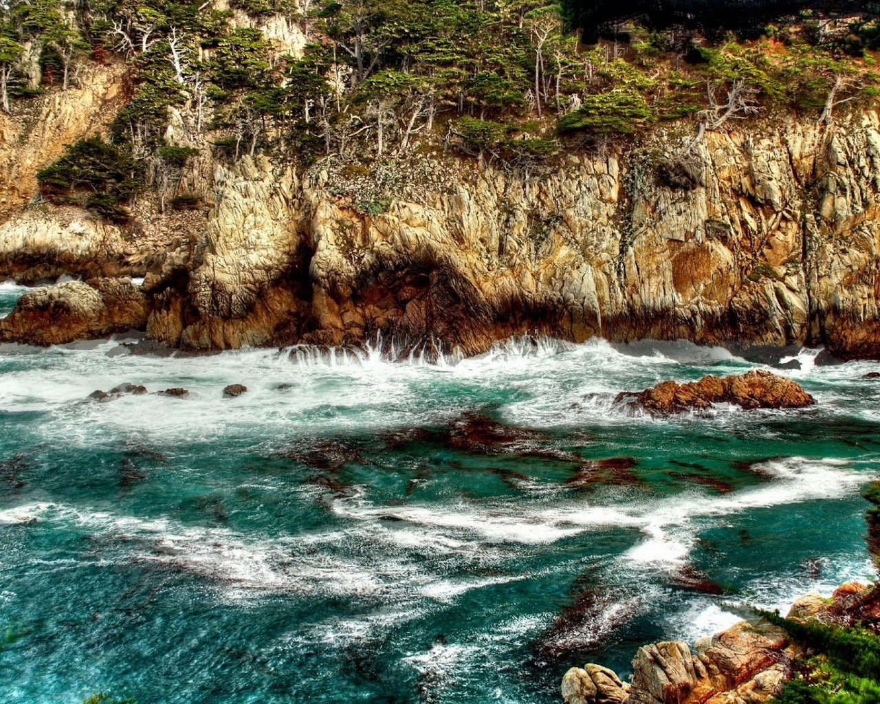 Скалы на берегу