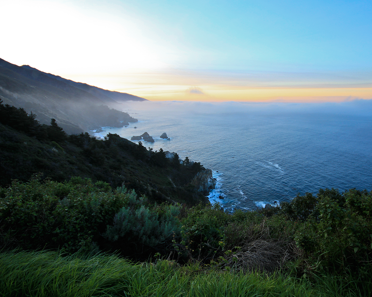 Скалистый берег на закате
