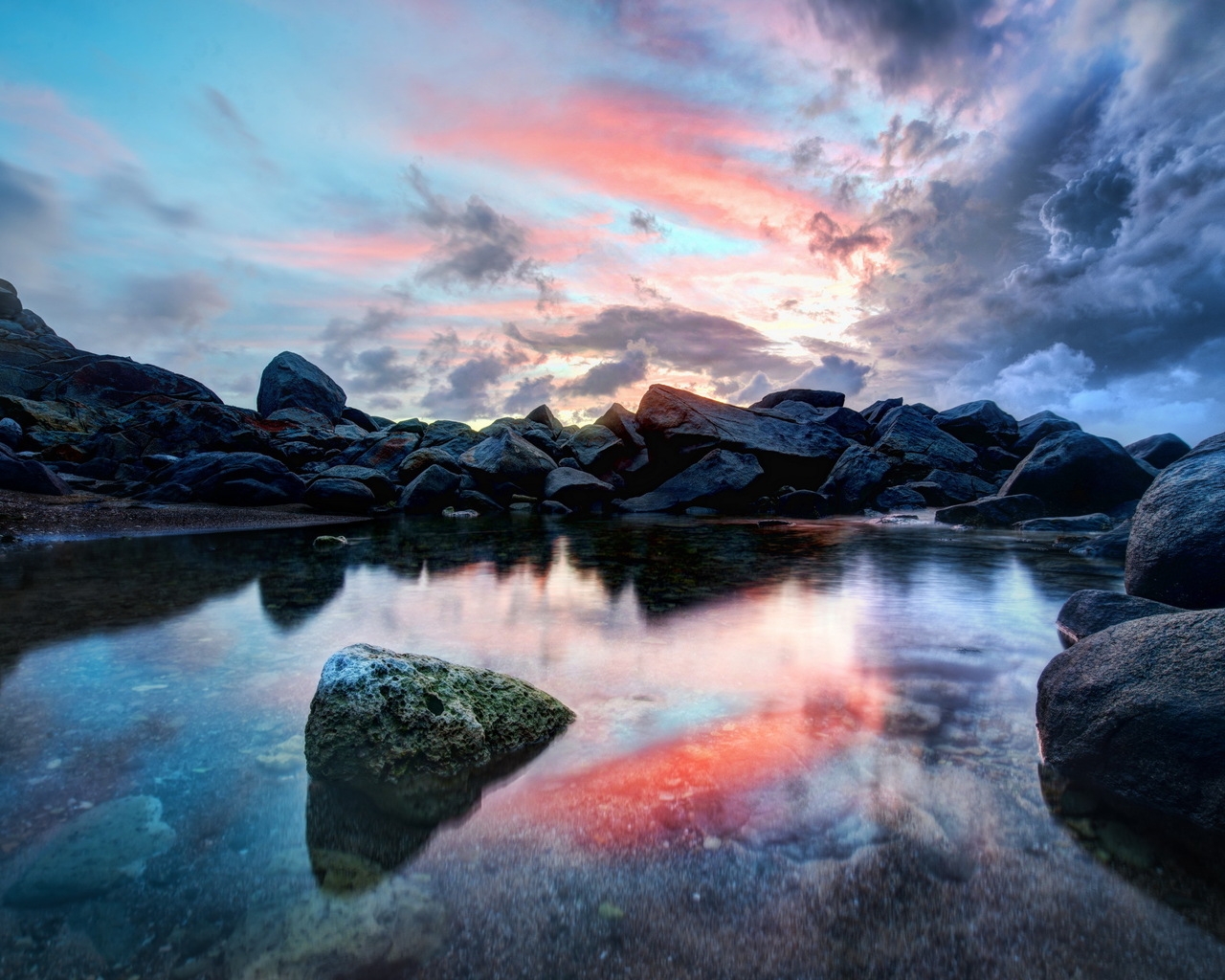 Закат над камнями