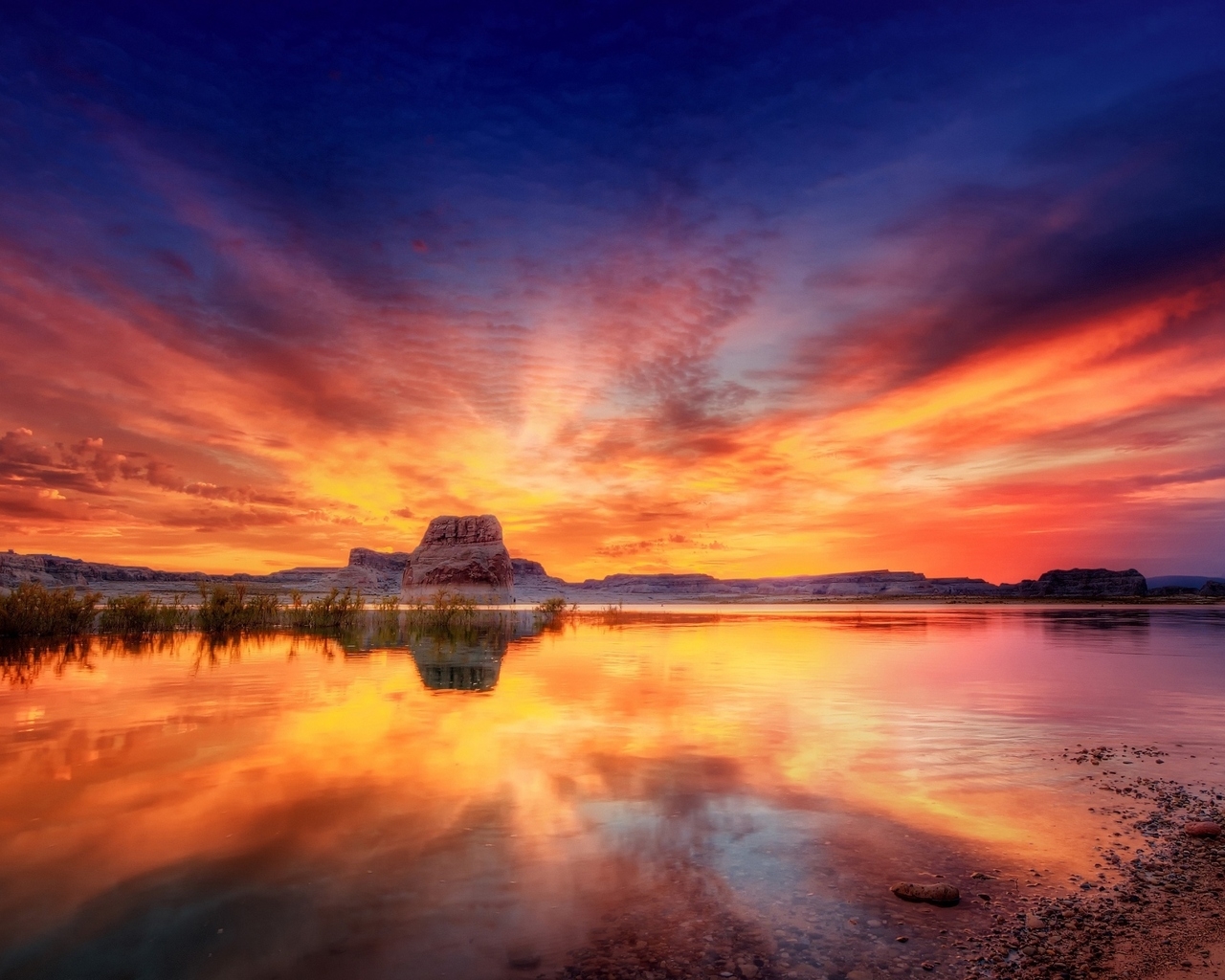 Закат на озере