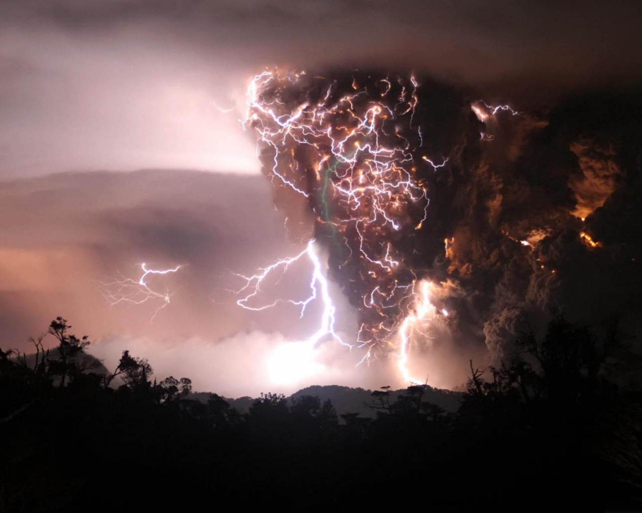 Вулкан в действии